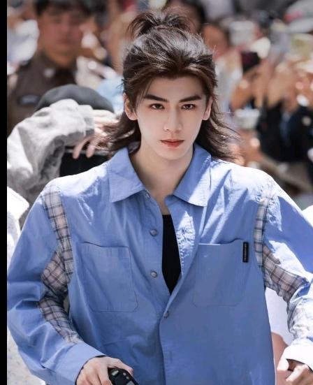 谁也没料到，张凌赫这次辞演的消息，直接把“红是双刃剑”这五个字砸成了现实。靠《