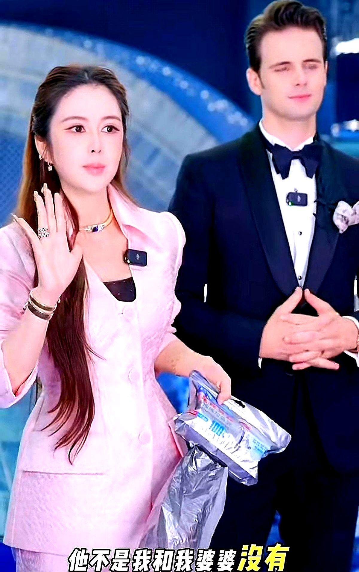 盈公主直播时有人问她还听他妈妈的话，你会生气吗？不会的，我和我婆婆之间没有矛盾