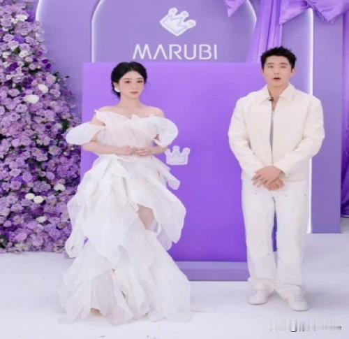 11月4日，杨紫状态两极反转，在剧组时成天灰头土脸，出剧组后每天出席活动都是精致