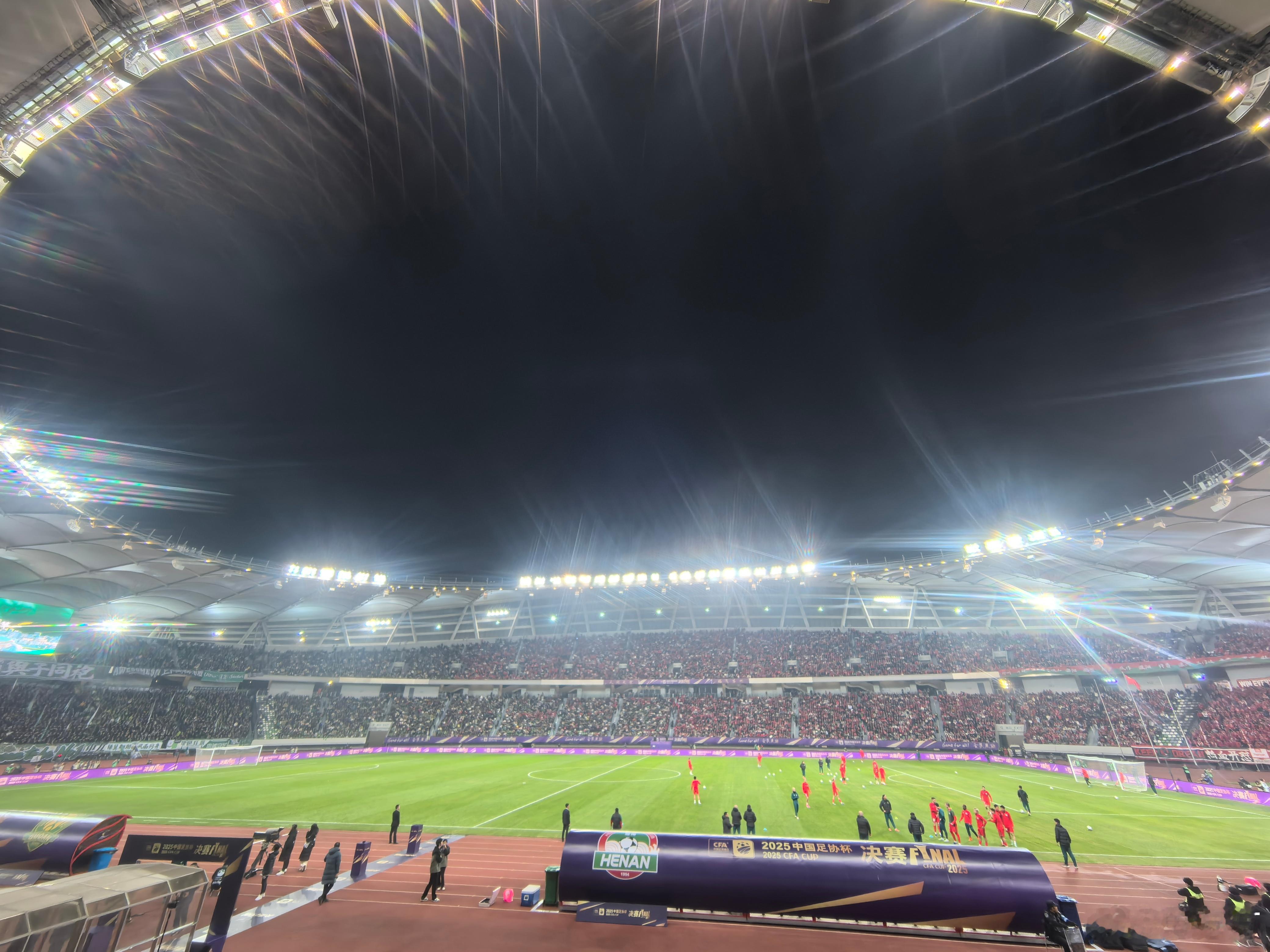 足协杯决赛在中间位置看，双方球迷大约三七开，河南球迷声势明显更大，加上多位领导