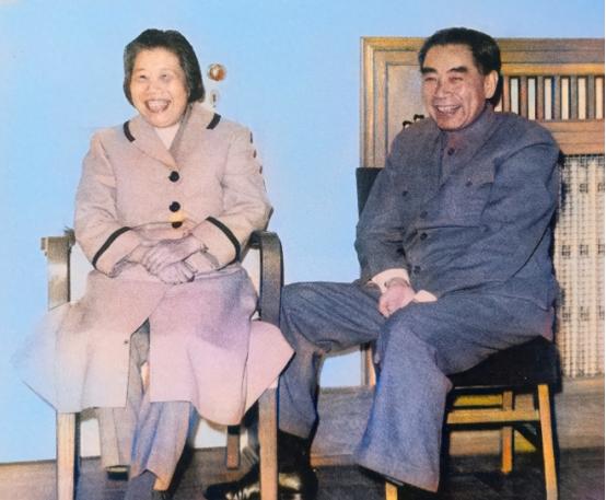 二十世纪中期，周恩来总理正在伏案工作，夫人邓颖超突然走了进来，来到他的面前，轻声