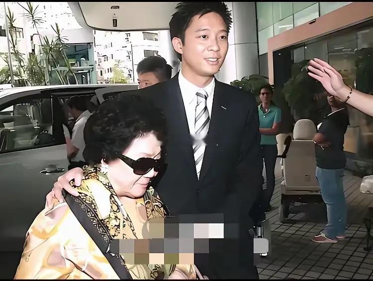 2013年夏末，郭晶晶在香港养和医院诞下男婴霍中曦的消息传出，整个霍氏家族弥漫着