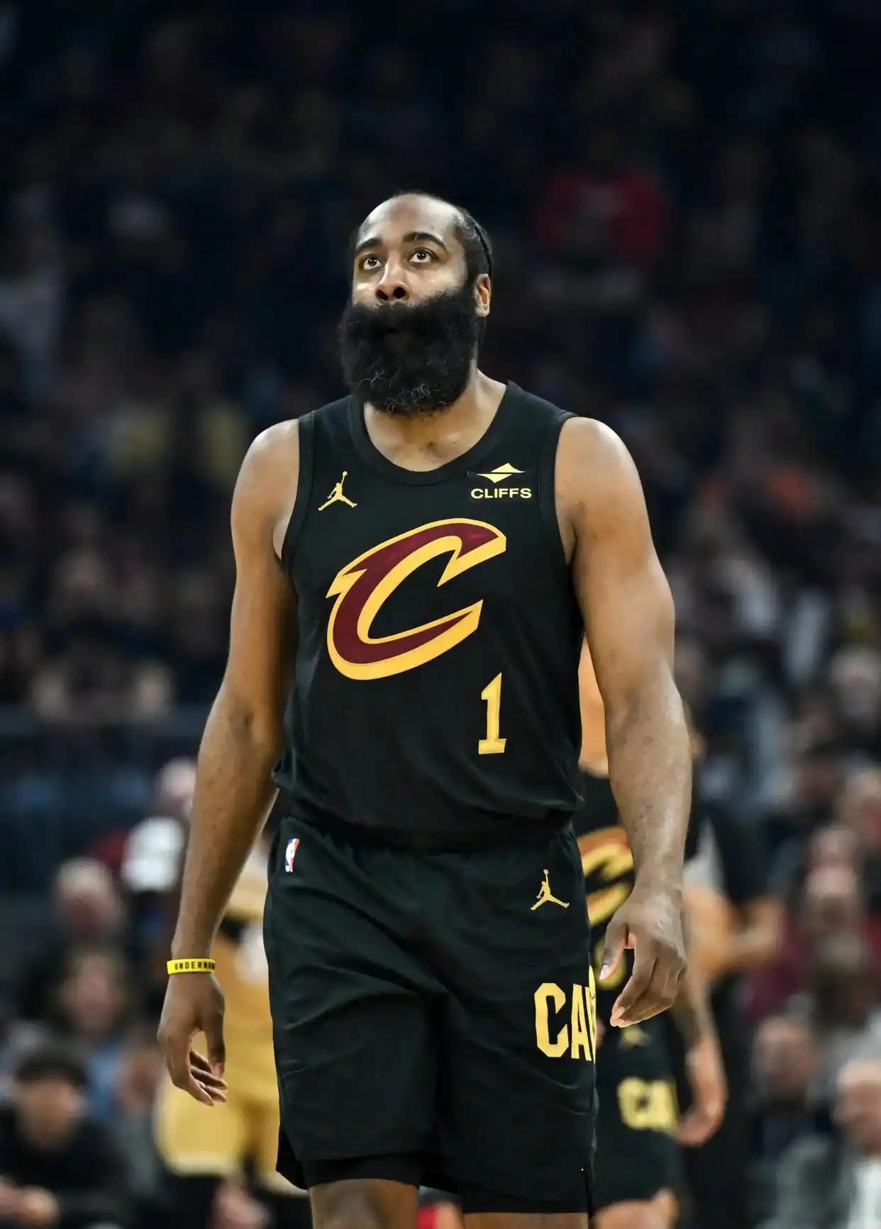 谈到哈登职业生涯的奇怪之处，前NBA球员阿里纳斯说了9句别人都不敢说的话：1