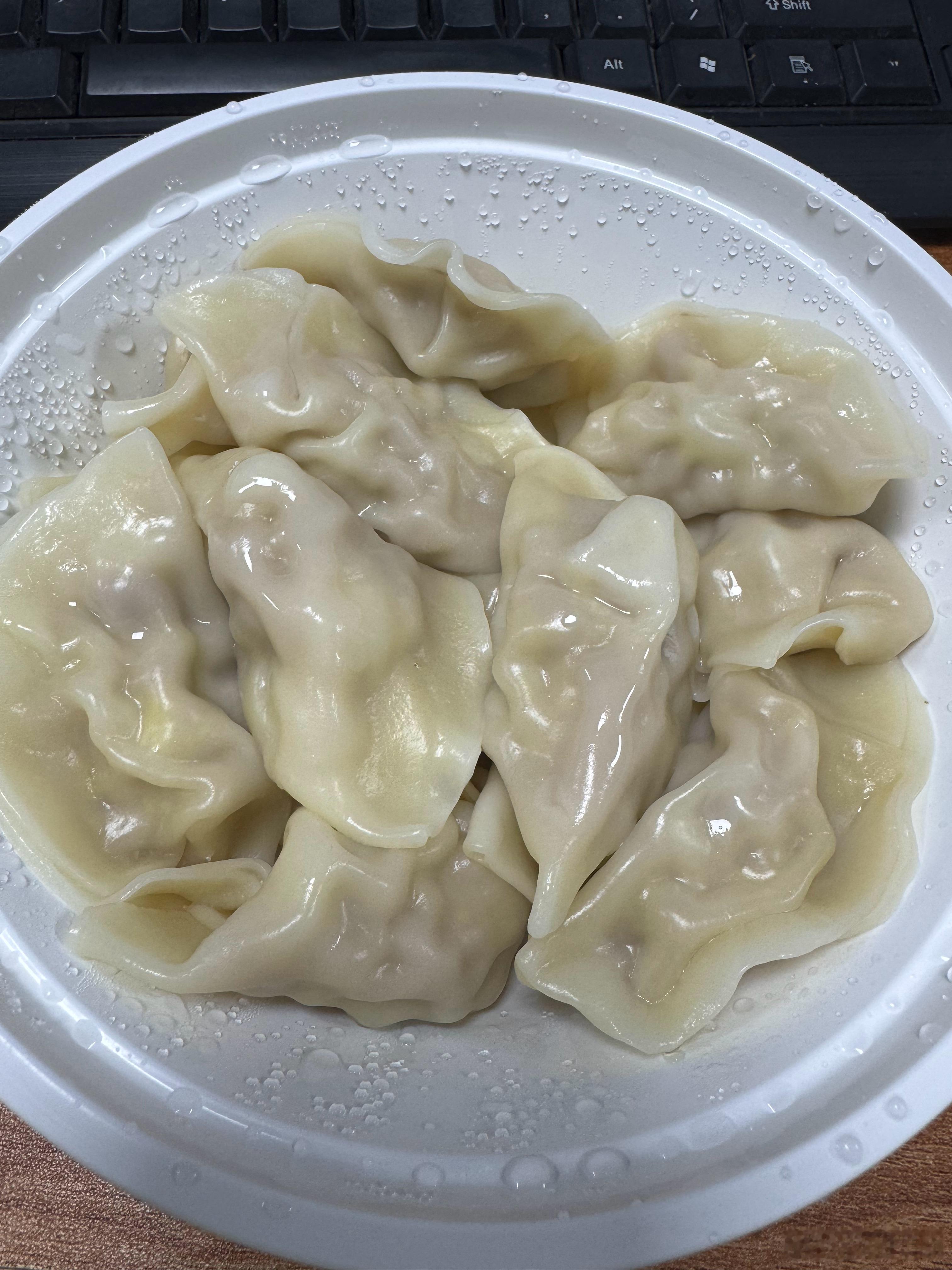 听说白菜鲜肉饺才39大卡一个，那不妥妥滴减脂餐？有菜有肉有主食的所以成了我不带饭