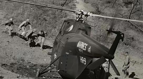 1951年战场上，两个背饭桶的志愿军伙夫，突然看到一架美军直升机降落眼前，他们会