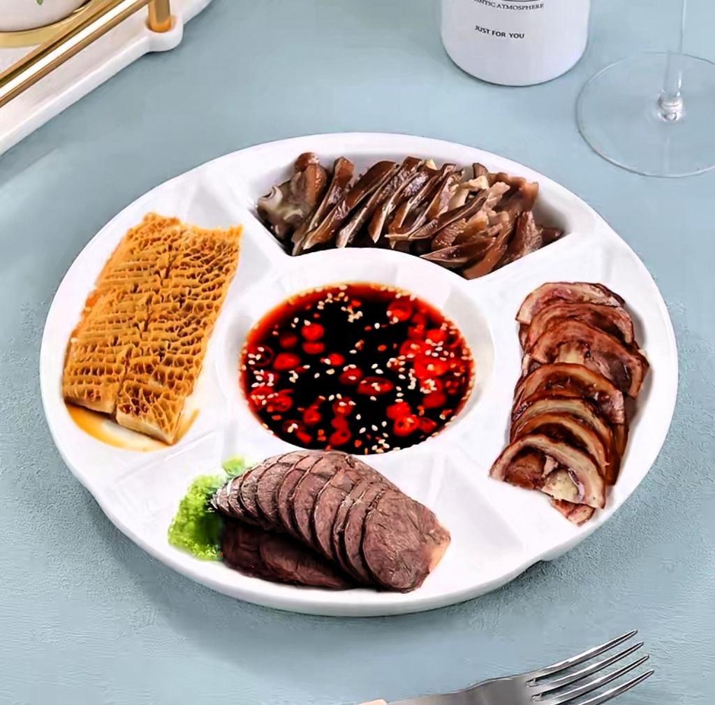 今年走亲戚，我发现餐桌悄悄变了。​以前牛肉、香肠、猪耳朵、缠蹄、菌子，每样都是