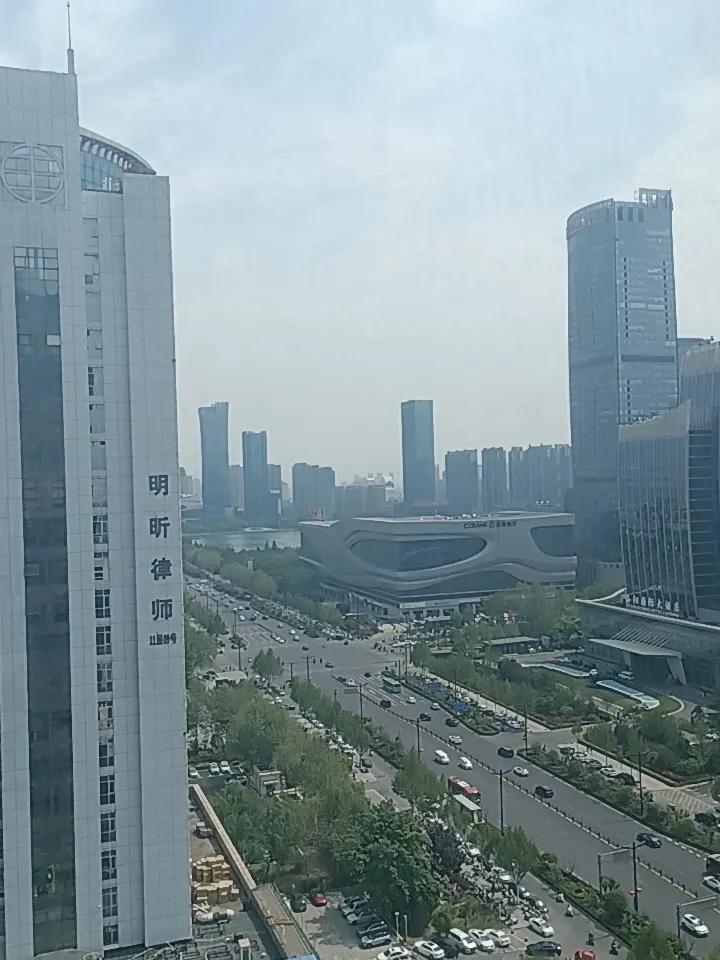 证券公司的可融券有三个来源：一是从基金、大股东处借。二是证券公司自营资金持仓