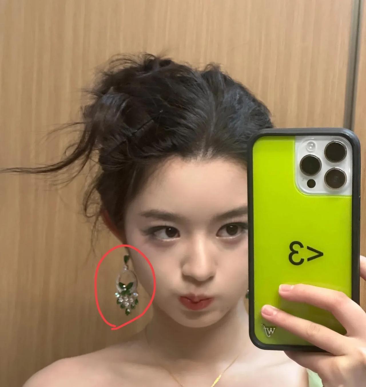 戴230万耳环的黄杨钿甜，完全经不起细究，因为仔细一查，会发现小时候的她太
