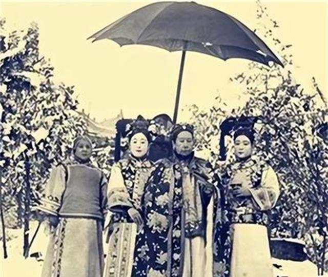 1906年，慈禧太后睡得迷迷糊糊的，不小心把脸上的遮羞布弄掉了，旁边的太监扑通一