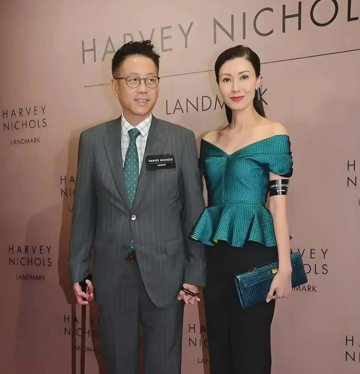 李嘉欣选对人了！自从跟许晋亨结婚后，许晋亨外面零绯闻，这调教的功夫一流。你看李嘉