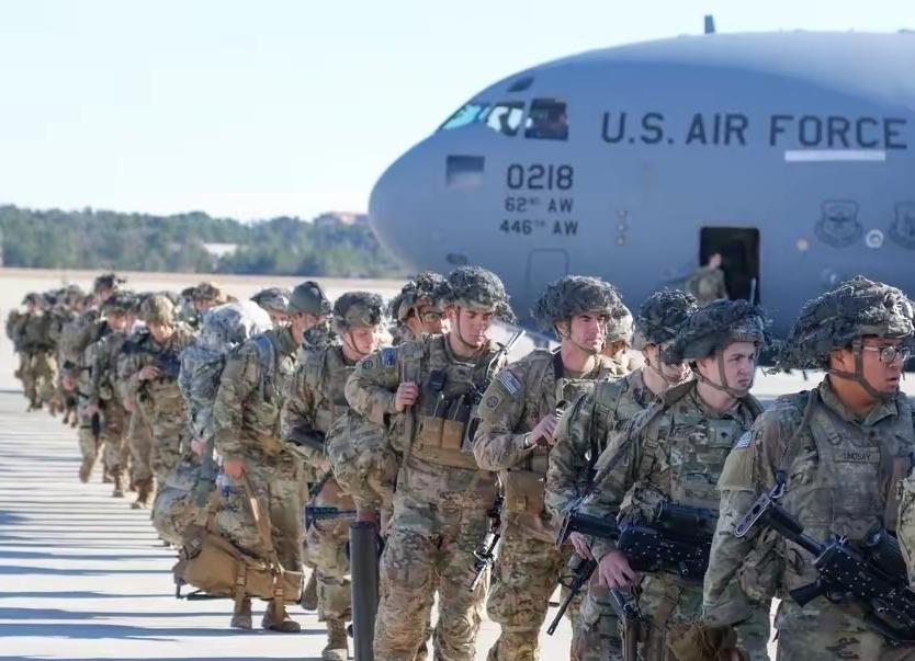 《华盛顿邮报》今天披露，美军陆军突然叫停了在北卡罗来纳州布拉格堡举行的第82空降