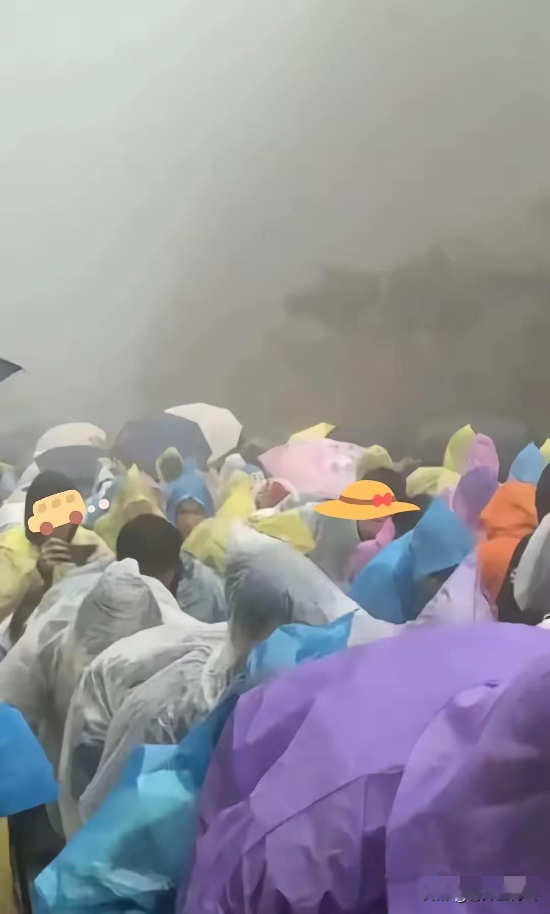 泰山暴雨万人被困！雨夜陡坡进退两难，跟风旅游到底图啥？真搞不懂现在旅游的人