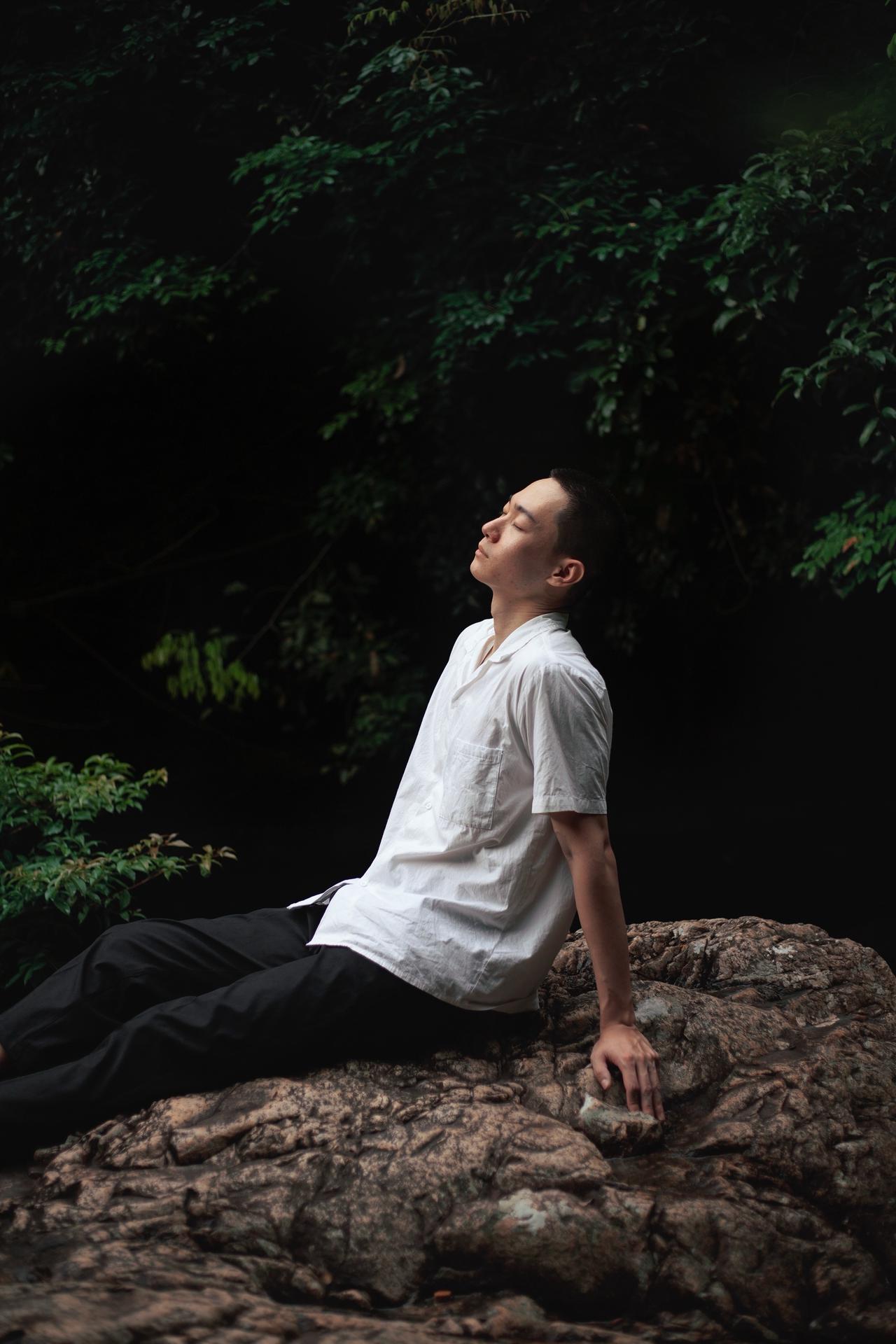 雨季时分白衬衫少年感男生氛围感情绪片男生摄影