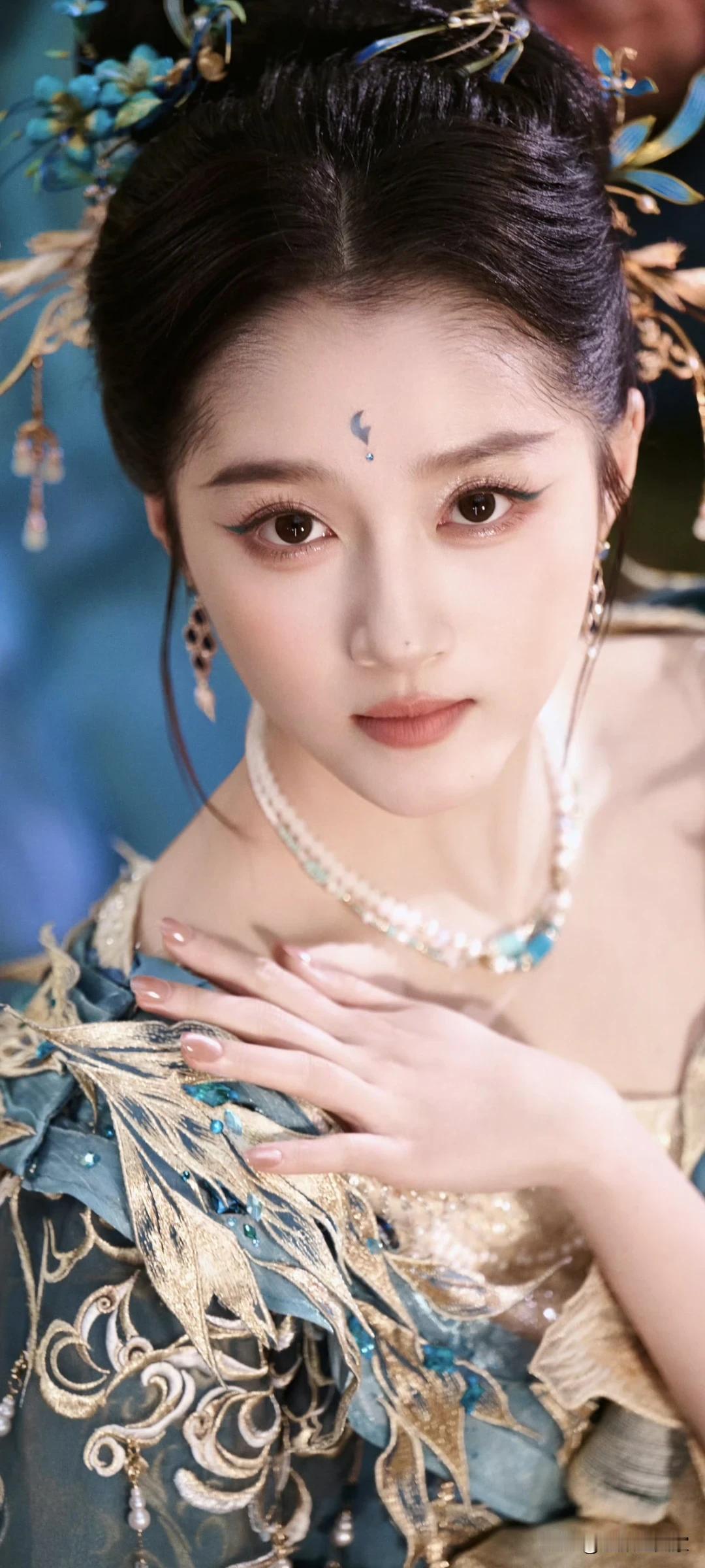 关晓彤古风壁纸～仿若从古画卷中走出的佳人，蓝纱金纹在花簇间美到失语！