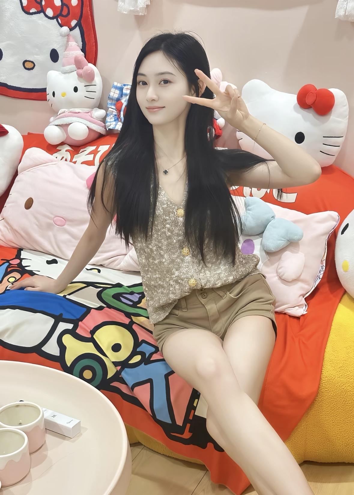 粉色玫瑰墙前，甜美少女心爆棚！