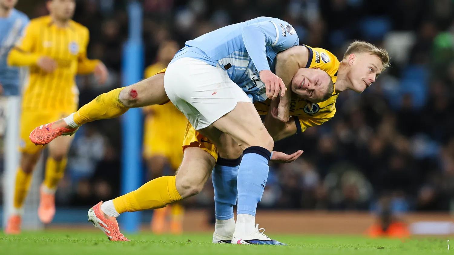 曼城1比1布莱顿锁死哈兰德！如何防住哈兰德，布莱顿的范海克给出了一个坏榜样。这