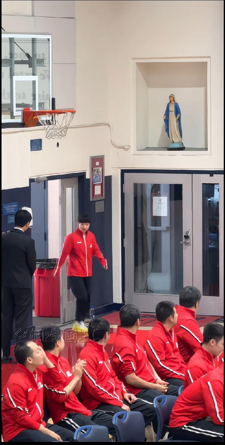 中美乒乓55周年活动名场面！孙颖莎进场找不到座位，呆萌模样太可爱！中美乒