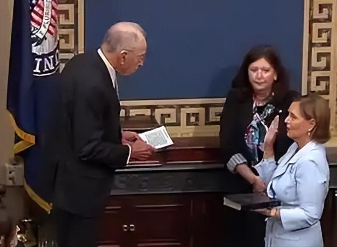 刚送走亲哥哥，她就直接坐上了美国参议员席位。美国共和党资深参议员林赛·格雷厄