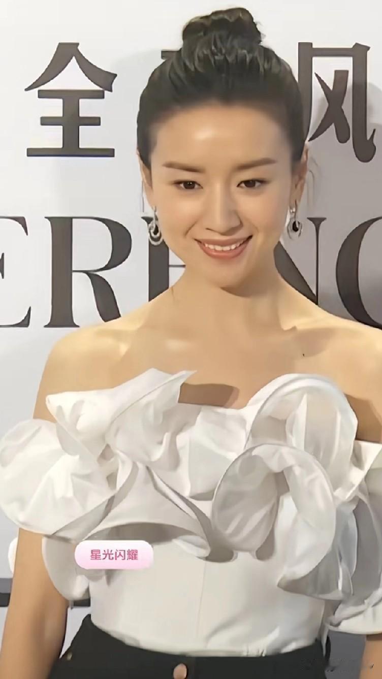 年轻就是好，看看董洁，年轻时虽不是倾国倾城，但也是清新脱俗。当年她在《金粉世家》