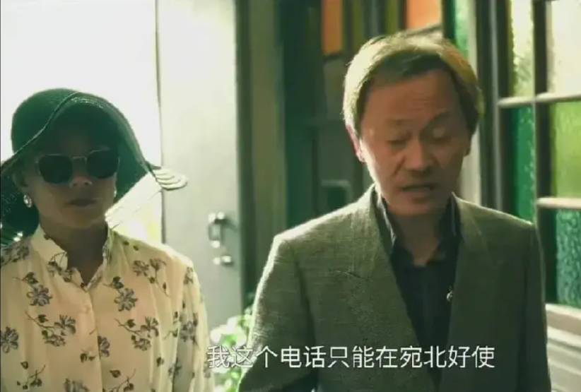 《扫毒风暴》。康哥亲自带女杀手来拜访龙哥，令龙哥诚惶诚恐的。把300万元预备金只