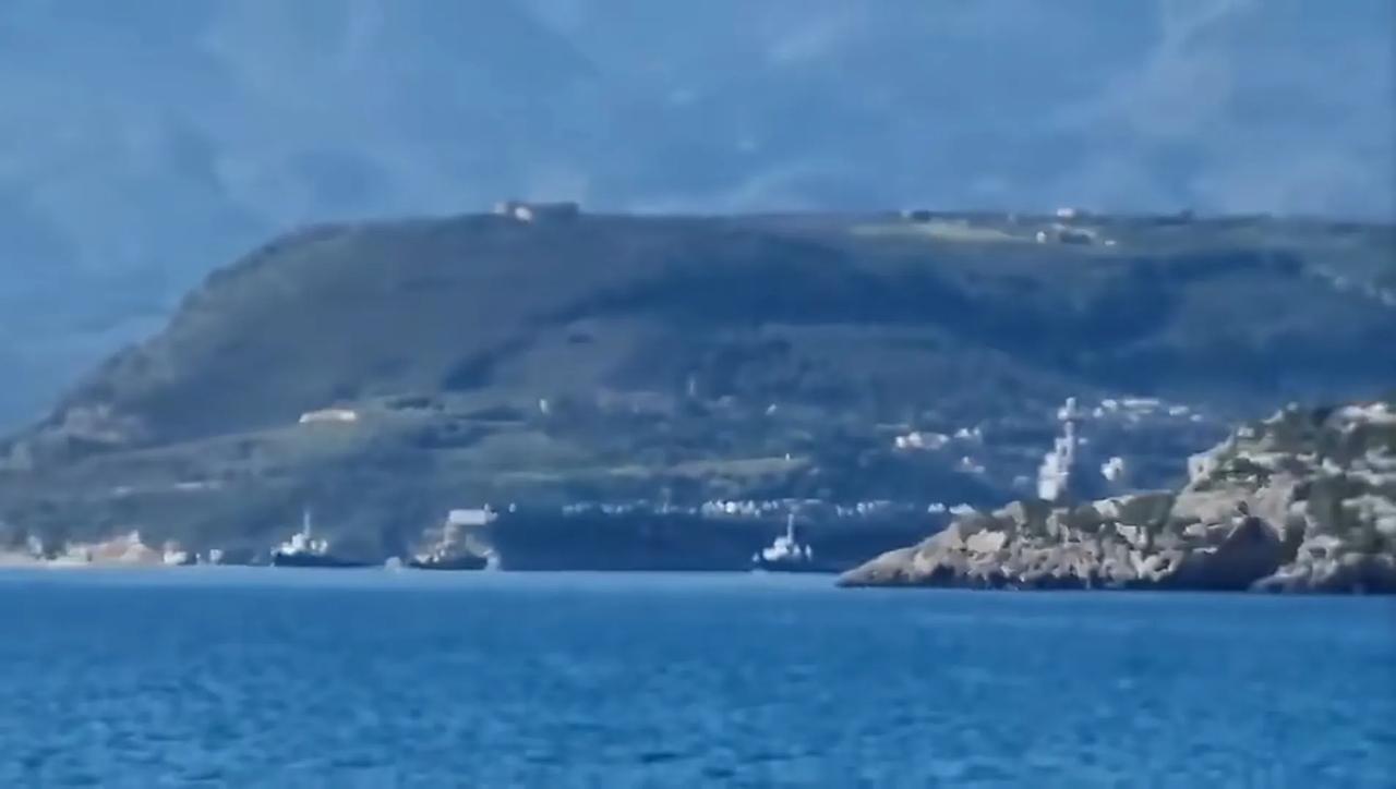 美国海军“福特”号航母缓缓离开希腊克里特岛，驶往东地中海。看来，这艘航母是暂时解