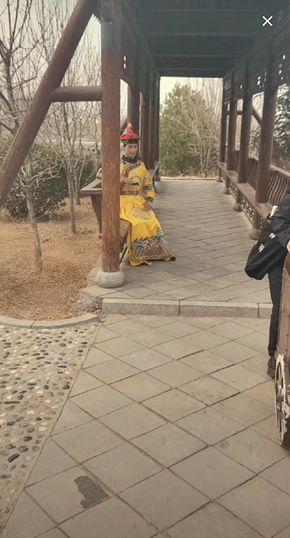 张云鹏的妈妈带着他在苏州园林拍摄了一组古装造型照，之后来到山西忻州，爸爸又带他拍