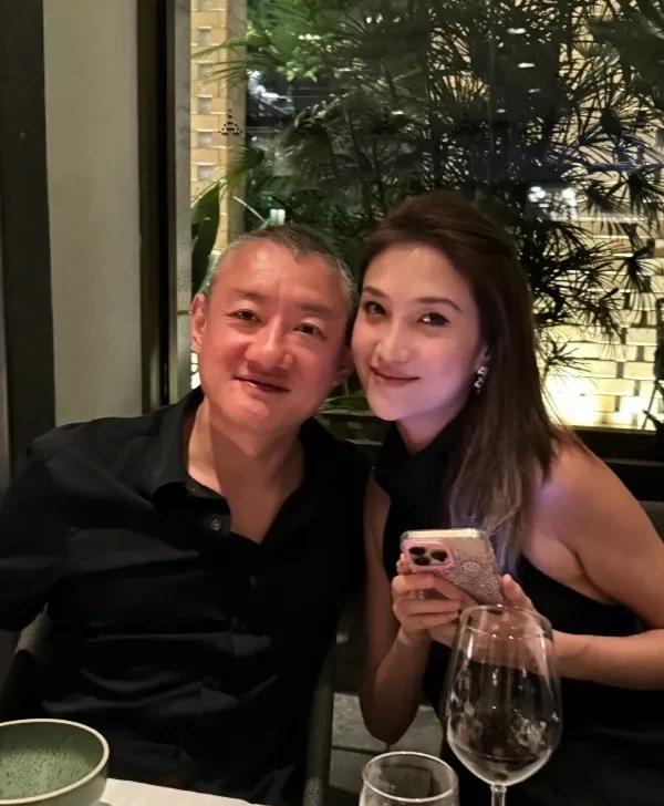 汪雨官宣新婚消息后，在上海与好友组饭局。生图下的他们，老婆崔璨好漂亮，五官精致