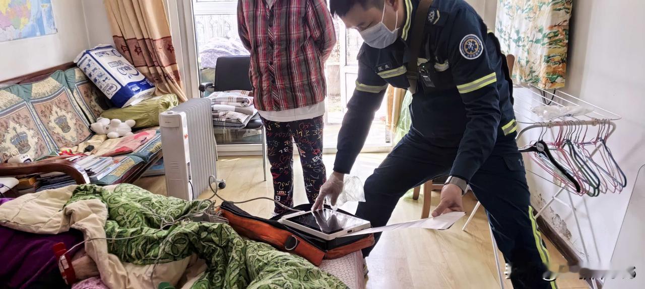 老妈最后关头，我没让抢救。我妈无声无息走了，120进来的时候好像问过要不要抢救