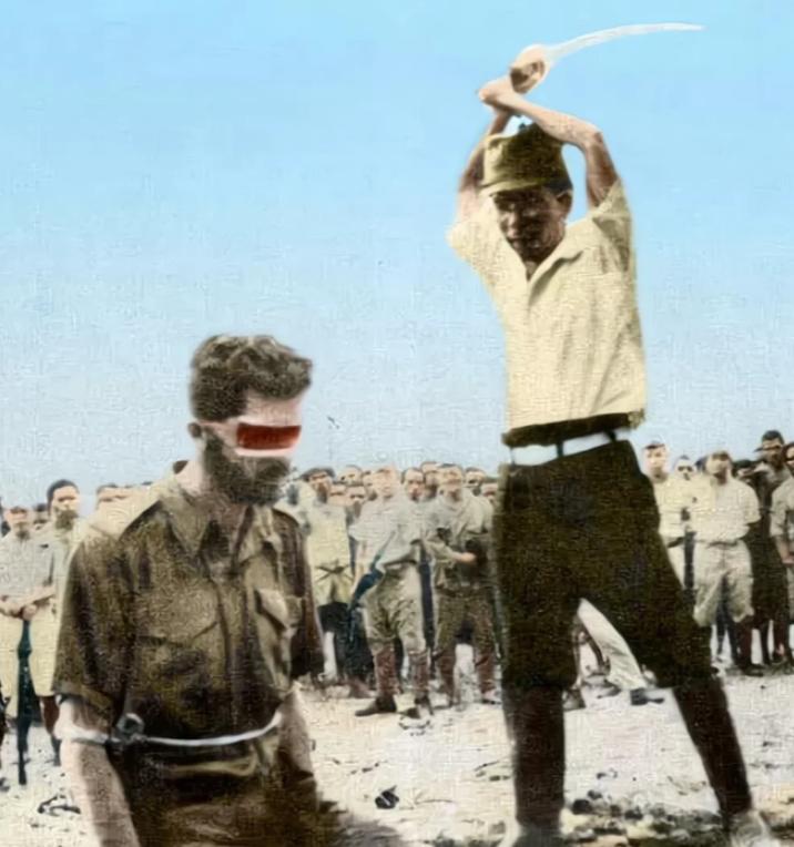 1943年，一个日本人砍下一个男人的脑袋，结果，因为这张照片，10万日本人全部都