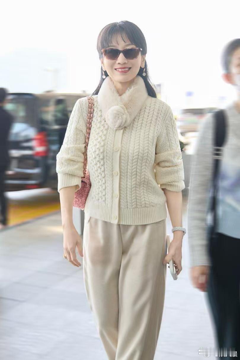 71岁赵雅芝的“老年穿搭”太教科书级了！米白绞花毛衣搭配直筒裤和短靴，简约大气又
