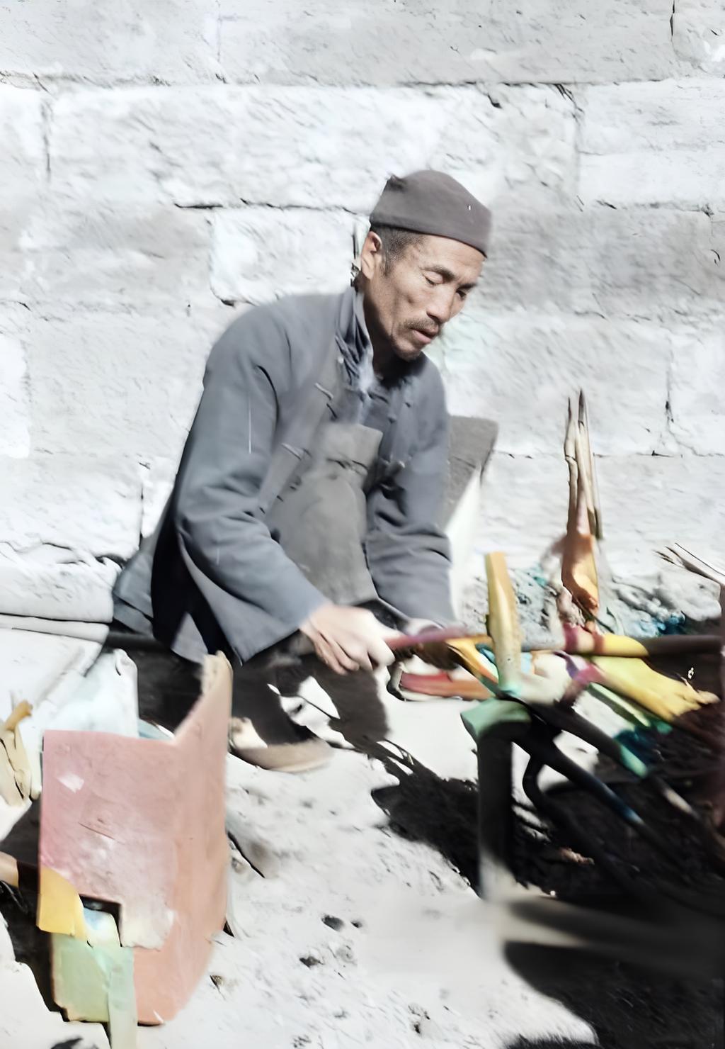这张老照片里的场景，一看就是过去村里铁匠铺的日常。你瞧这位铁匠师傅，穿的是打满补