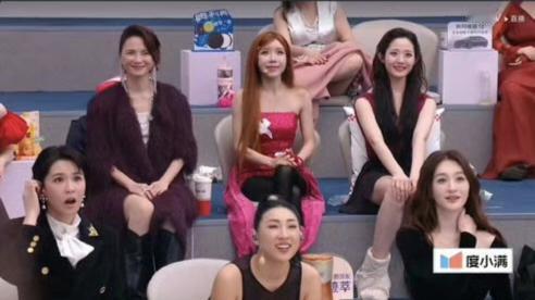 没人发现，李小冉真的很恐怖吗？50岁的她不管跟谁坐在一起都好像是最耀眼的那一个