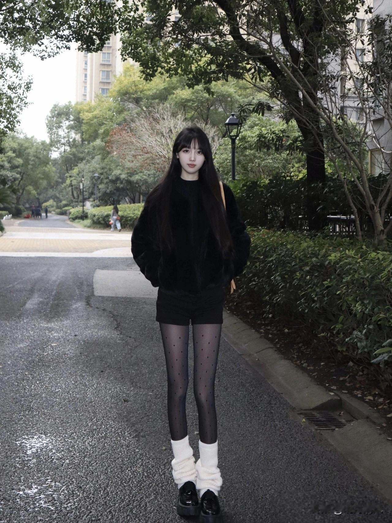 波点袜配堆堆袜，意外地有点好看！冬天穿袜子总想找点花样，但花样多了又怕土。最