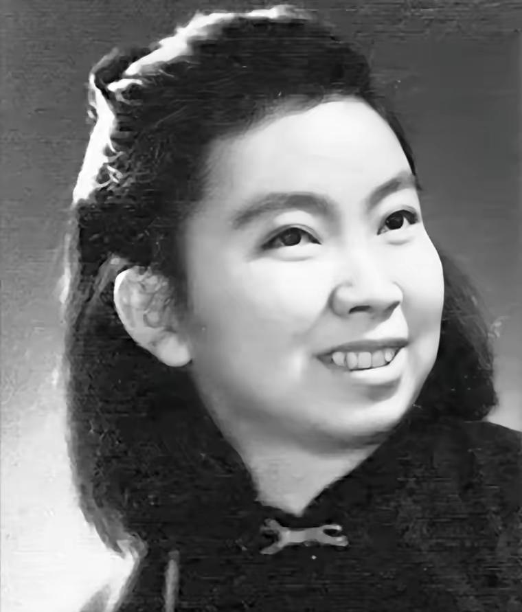1952年，“半导体之母”谢希德完成学业，打算回国，父亲暴跳如雷，拨通电话：“你