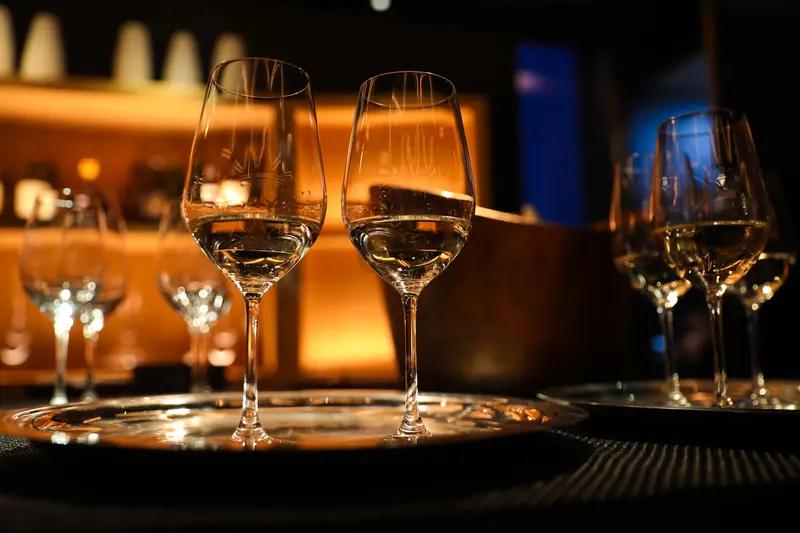 酒量这东西，在酒桌上差别可太大了。有人一杯就脸红，像我朋友，沾点酒脸就红得像关公