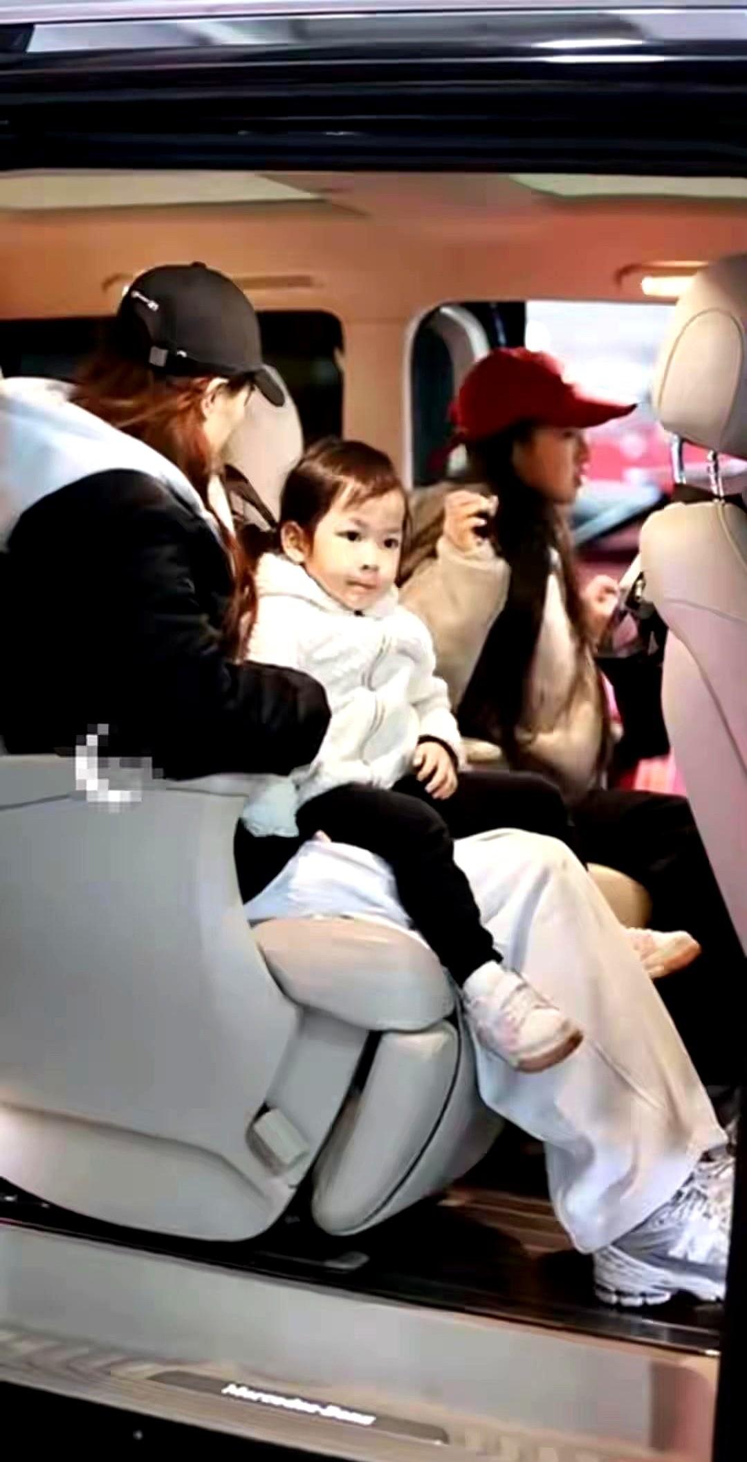 别再只盯着钱了，顶级演员家庭的起跑线，是普通人想不到的精准。最近聂远抱着3岁