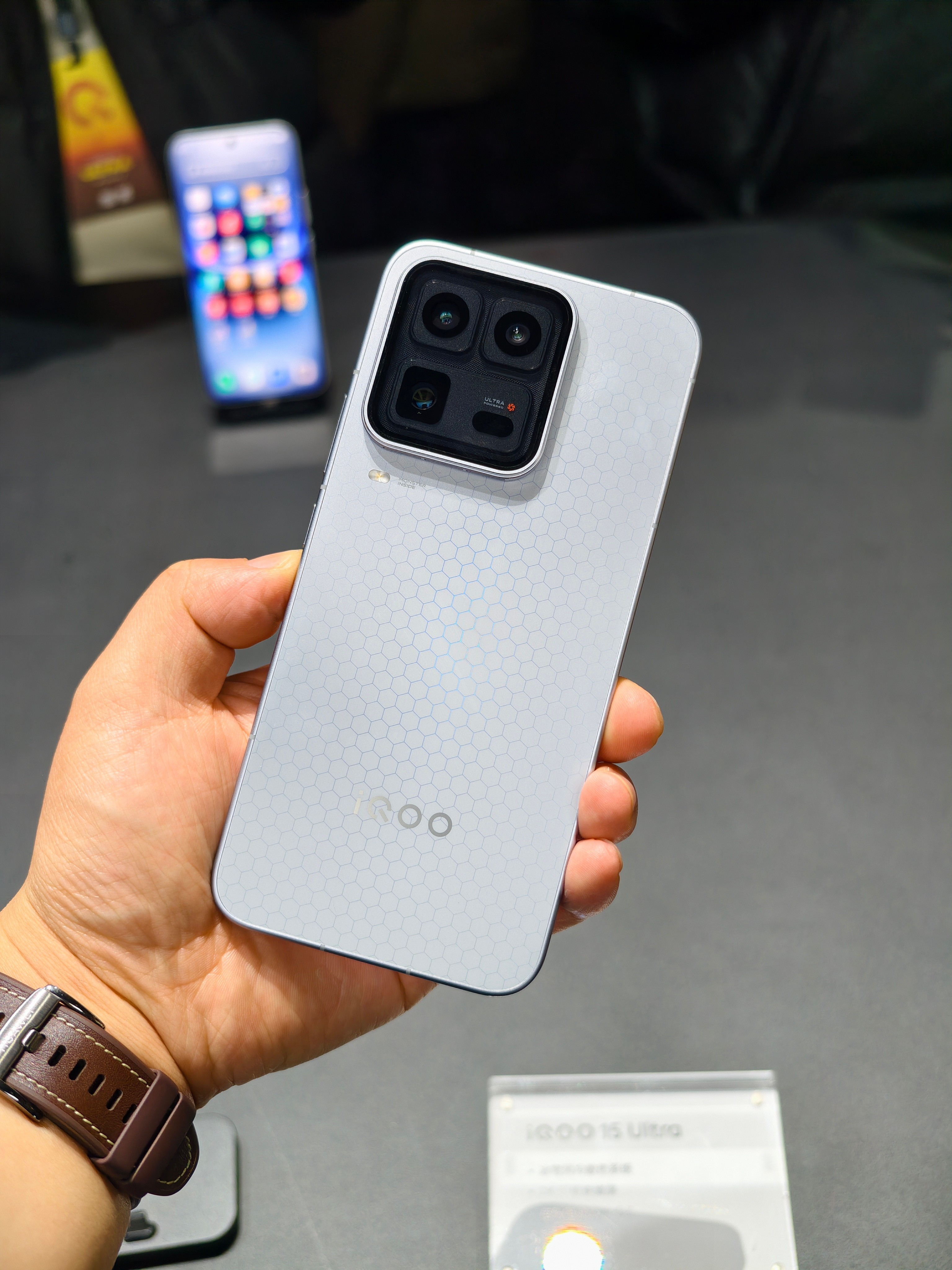 展区摸了一下iQOO15Ultra白色版本，个人感觉这个配色更好看一些，很有高