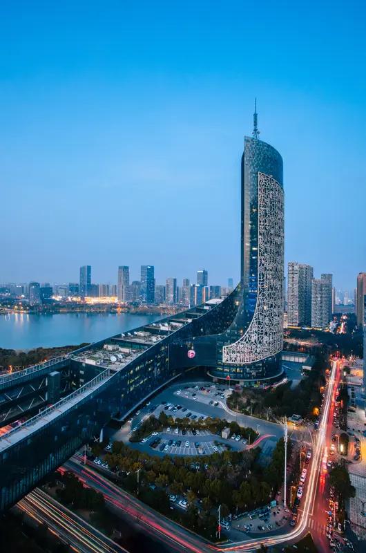 合肥电费新政发布都25年了，居民用电收费标准里的阶梯电价一直是重点。从2012年