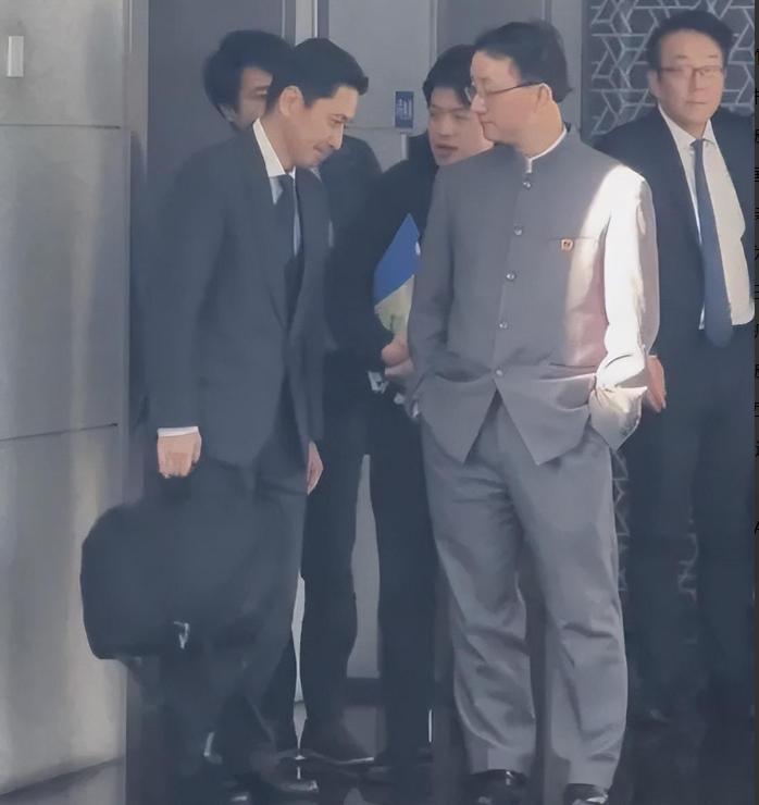 一天之内，我国外交部两大人事调整，刘劲松宣布离任，信号不简单。 7月29日这