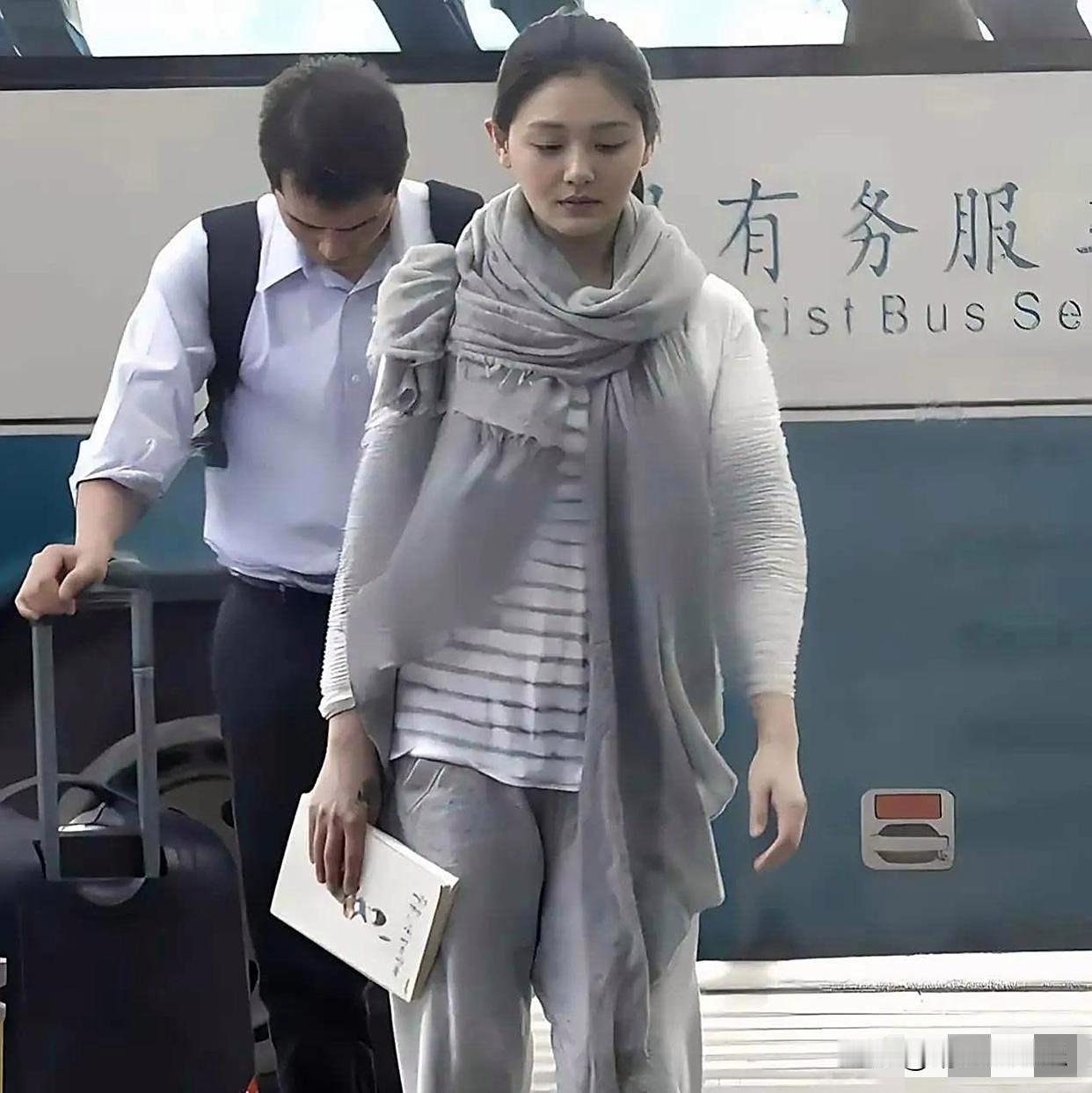 再次看到当年不管走到哪里都带着一本书的大S泪目了[哭哭]大S虽然学历不高，