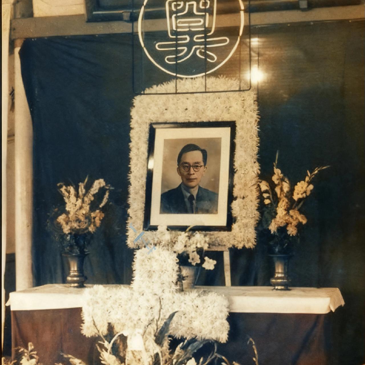 这是1962年梅贻琦校长葬礼上，一张罕见的留影，从镜头中我们可以看到，灵堂庄严肃