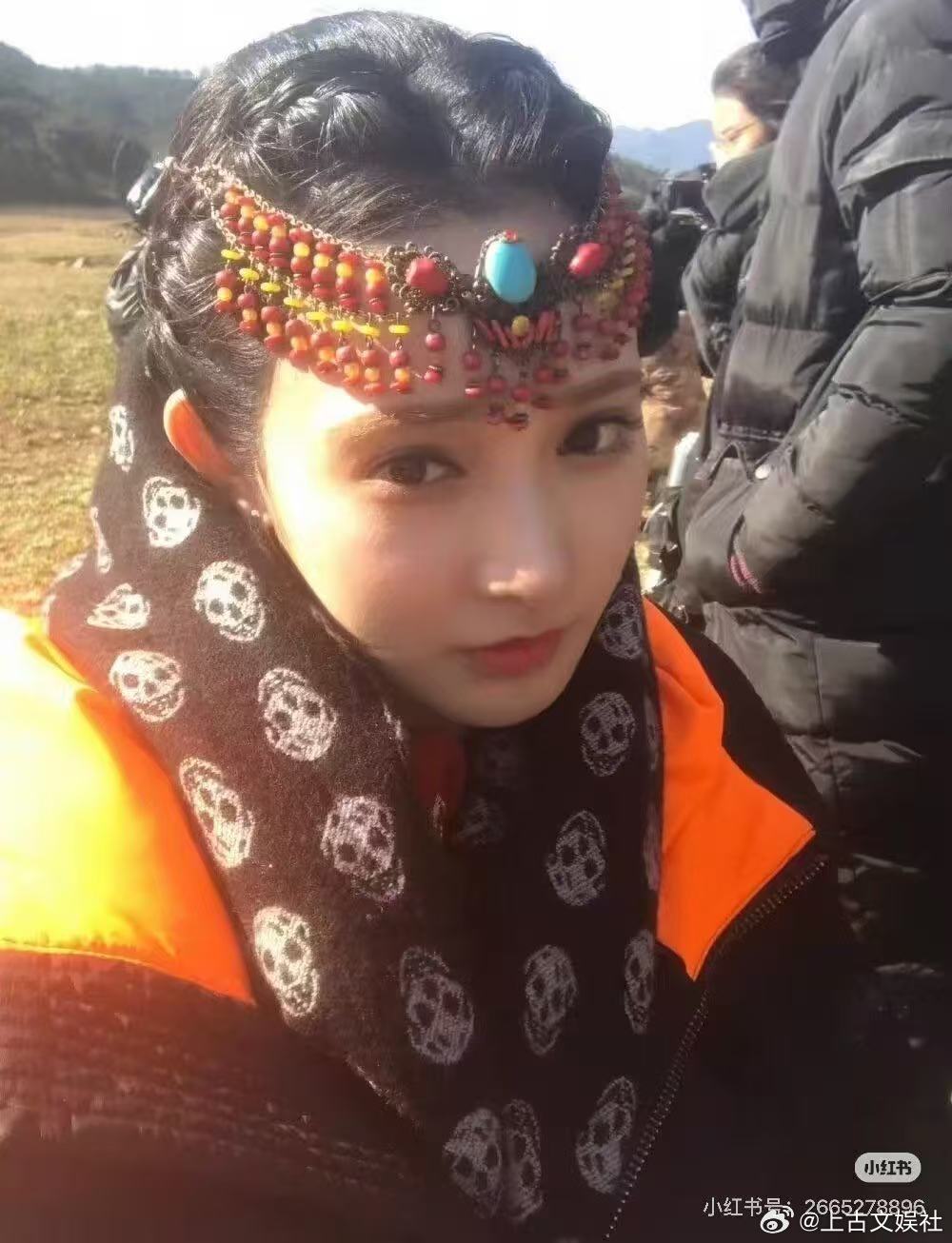 彭小苒直播穿的衣服大大方方展示身材挺好的，彭小苒红毯每次都让人眼前一亮。这次就