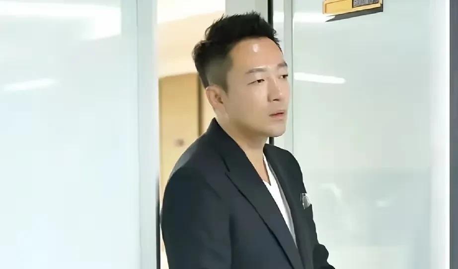 #去班味吧#汪小菲正在一点点的去标签化，以前在张兰的庇护下被贴上妈宝男的标签，