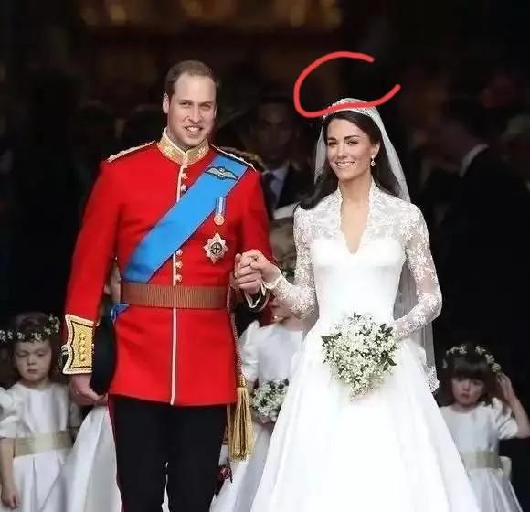 英女王对凯特的“吝啬”，那是显而易见，为何？因为在英女王心中，凯特与公主们还是