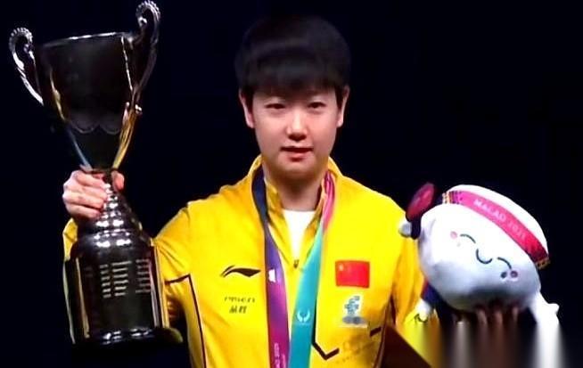 刷到这个消息，我手都抖了一下。全国体育系统先进个人。跟马龙、樊振东，一个级别