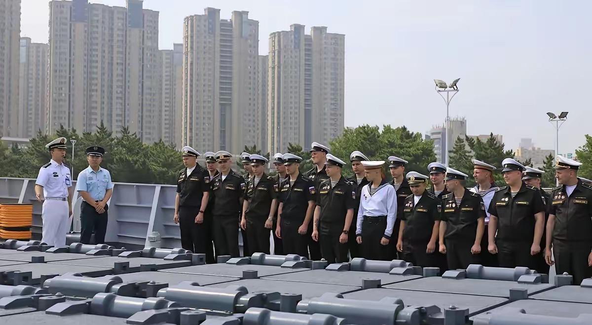 站在052D的垂发前，俄罗斯海军没有一个笑的7月8号中俄搞联合演习，两边组织