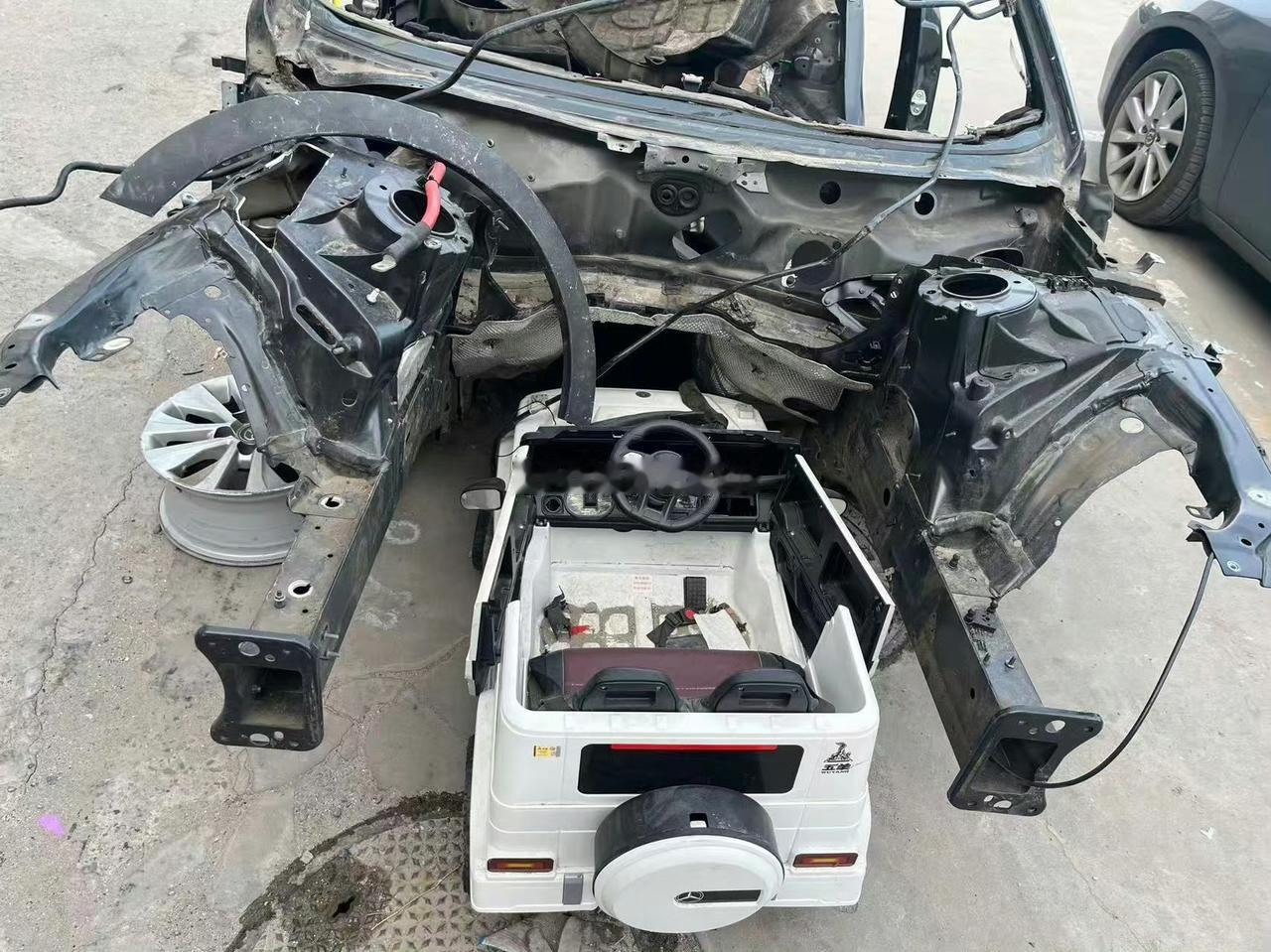 奔驰大G真结实~~~把对面的车撞成这样了