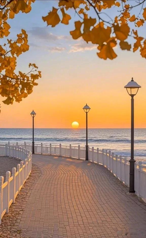 漫步海边，夕阳西下，海风轻拂，心旷神怡。