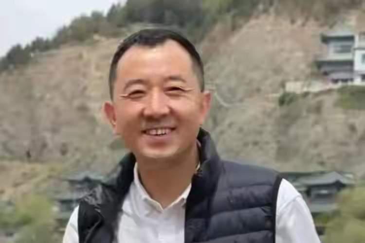 陈行甲一年挣73万，有人说他该把钱捐了，这事儿听着就挺逗的。当年在巴东，他揪