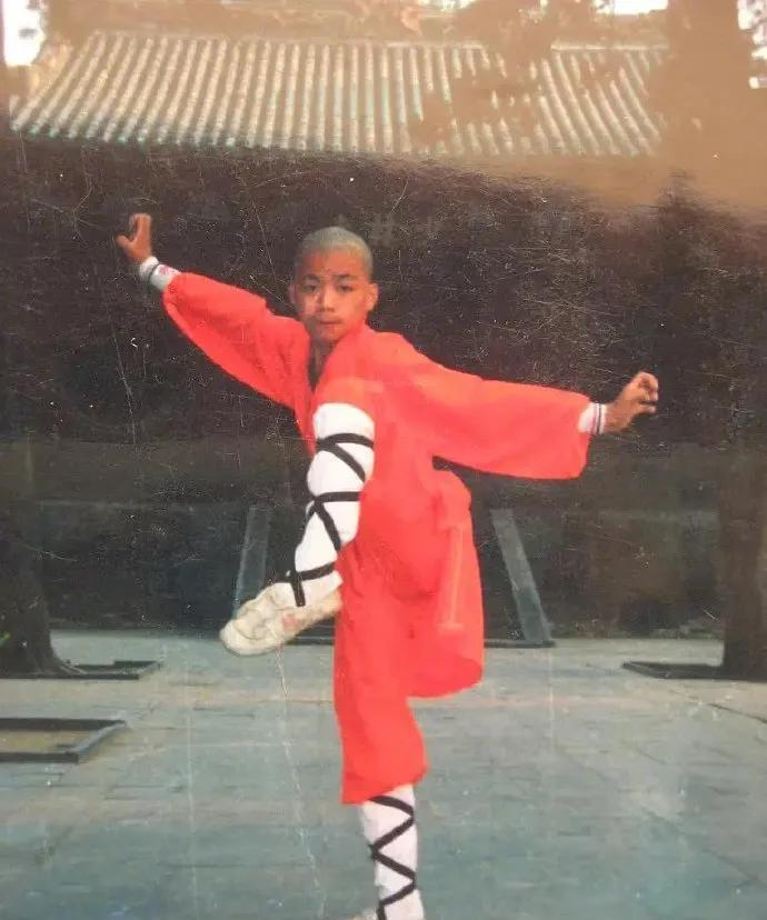 少林寺的江湖辈分：释小龙与明星们的奇妙渊源，及新任住持的到来在武侠与演艺圈交织